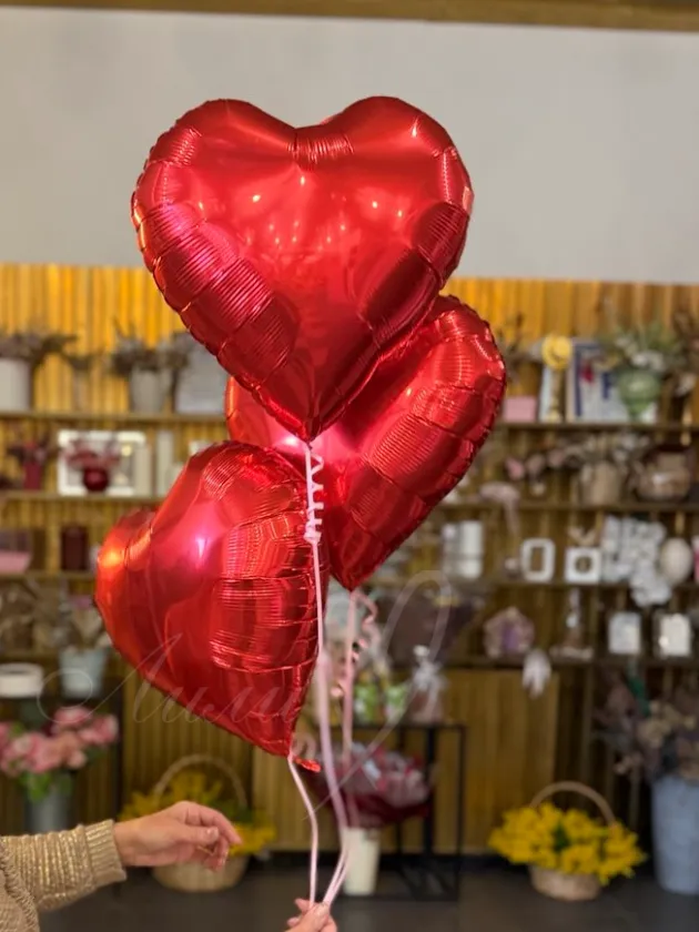 Фонтан из  красных сердец