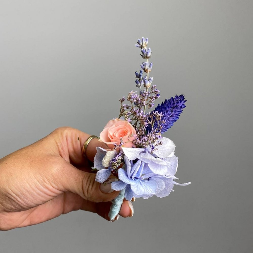 Бутоньерка для жениха фиолетовая купить в Саратове с доставкой 24/7 - «LilyFlowers»