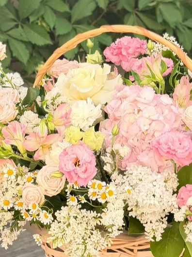 Композиция из гортензии, роз, эустомы и сирени «Весеннее солнце»