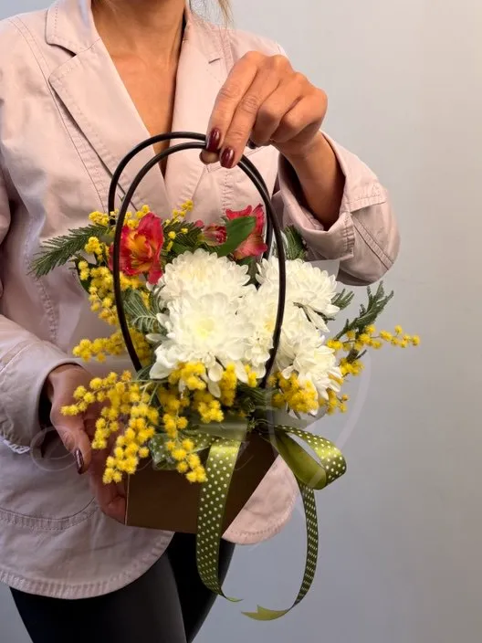 Композиция с мимозой «Весна»