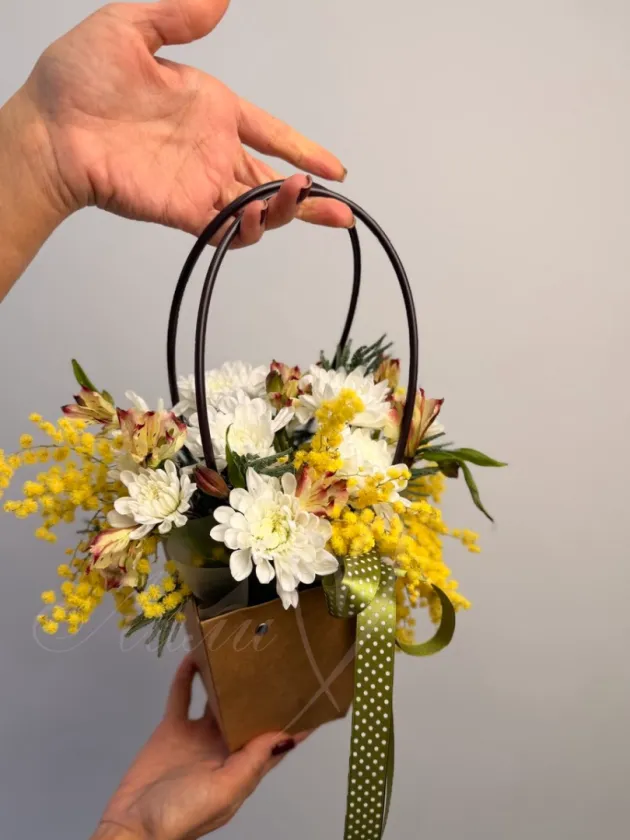 Композиция с мимозой «Весна»