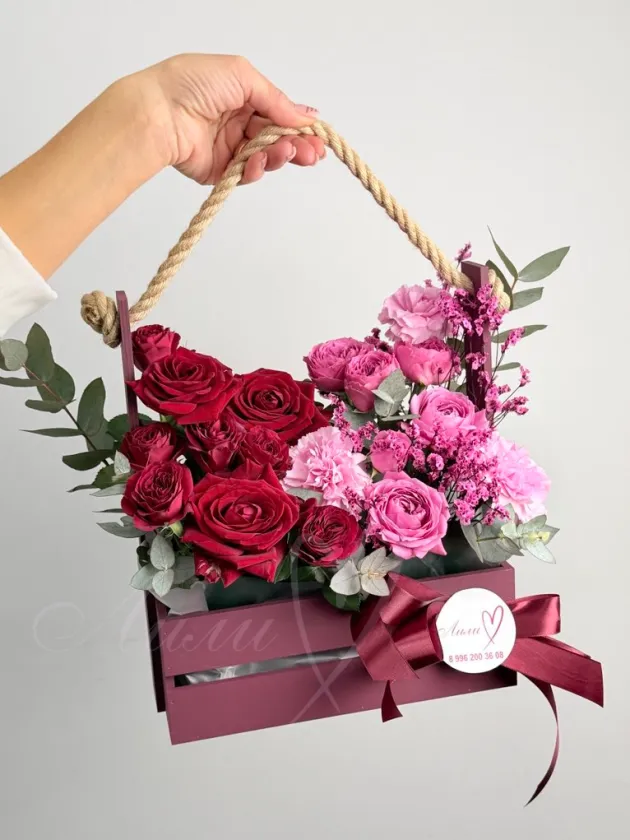 Композиция из роз «Зимняя вишня»