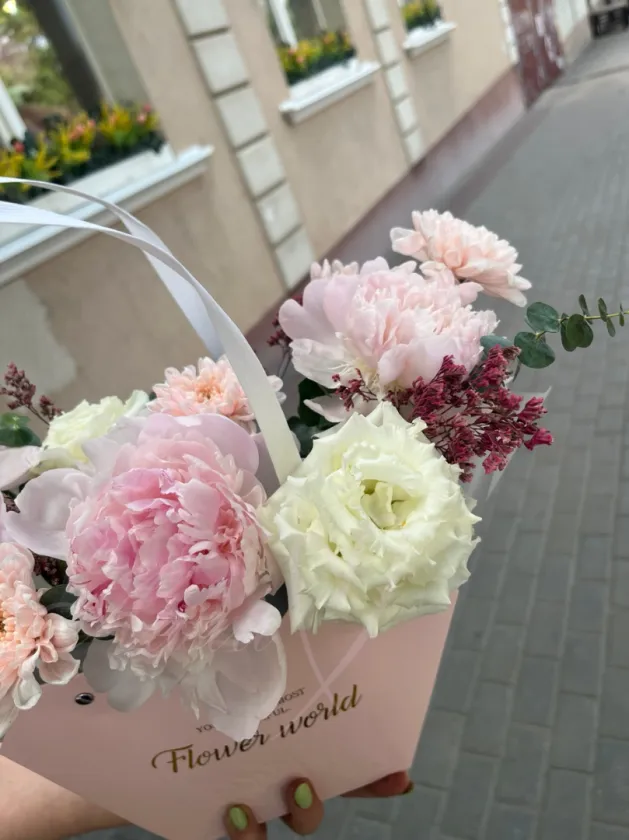 Композиция из пионов и эустомы  «Анита»