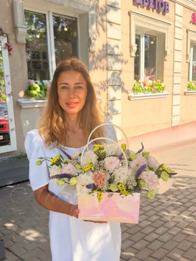 Композиция из статицы и эустомы  «Анита»
