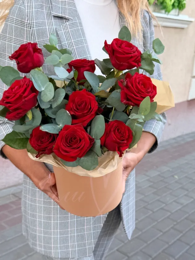 Композиция из роз и эвкалипта «Будуар»