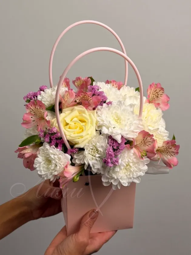 Композиция из хризантемы и альстромерии «Личи»