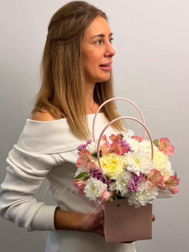 Композиция из хризантемы и альстромерии «Личи»