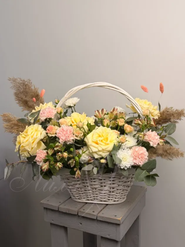 Композиция из роз и хризантем «Нежная рапсодия»