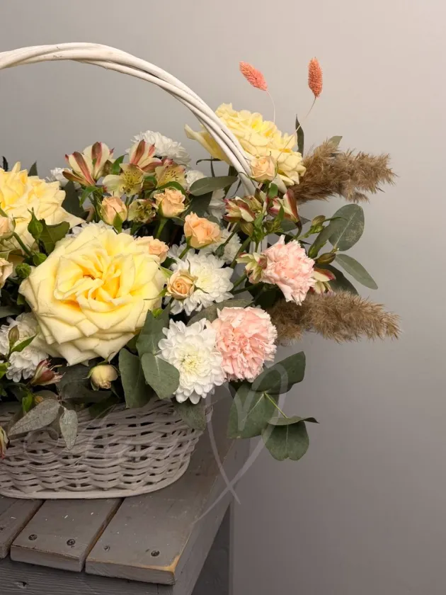 Композиция из роз и хризантем «Нежная рапсодия»