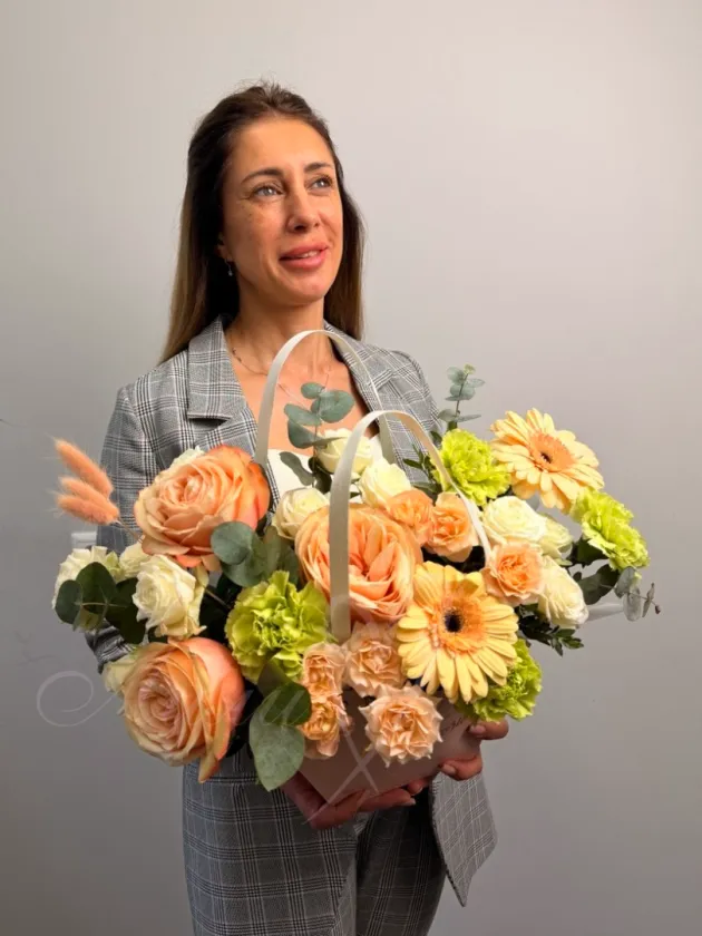 Композиция из роз, гербер и гвоздик «Нежный день»