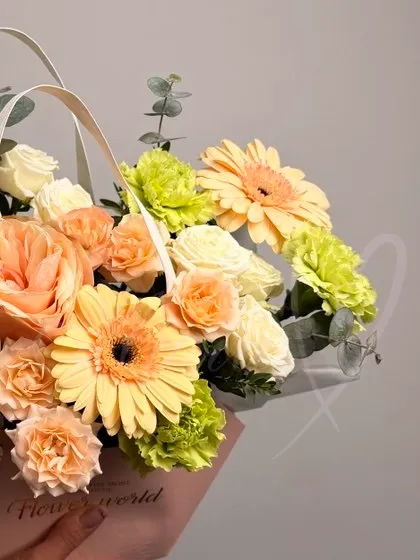 Композиция из роз, гербер и гвоздик «Нежный день»