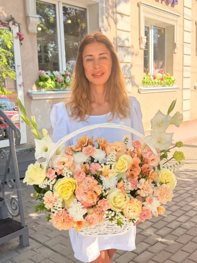 Композиция с розой и эустомой «Симфония красоты»