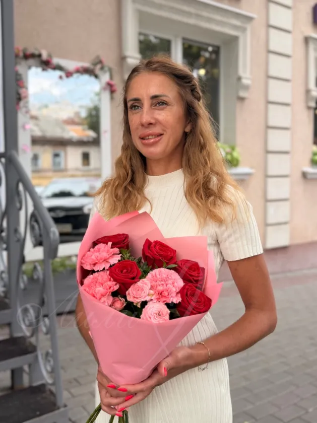 Букет из роз и гвоздик «Яркое настроение»