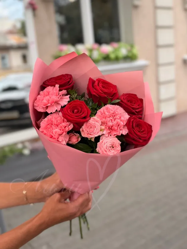 Букет из роз и гвоздик «Яркое настроение»