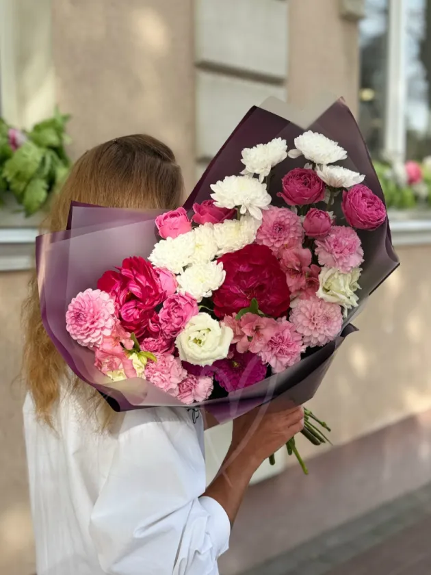 Букет из георгин, роз и эустомы «Агния»