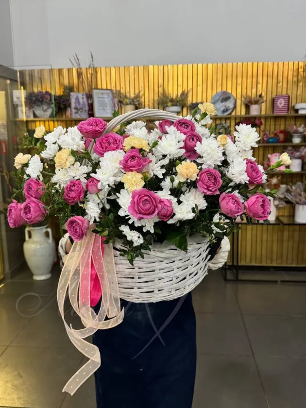 Композиция из роз и хризантем «Габриэль»