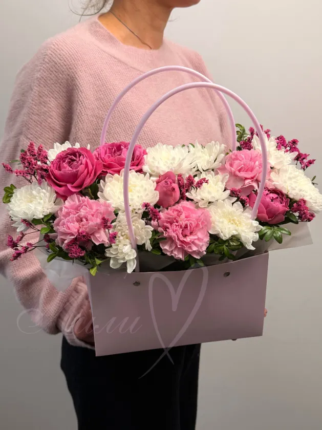 Композиция из хризантем и гвоздик «Воздушный зефир»