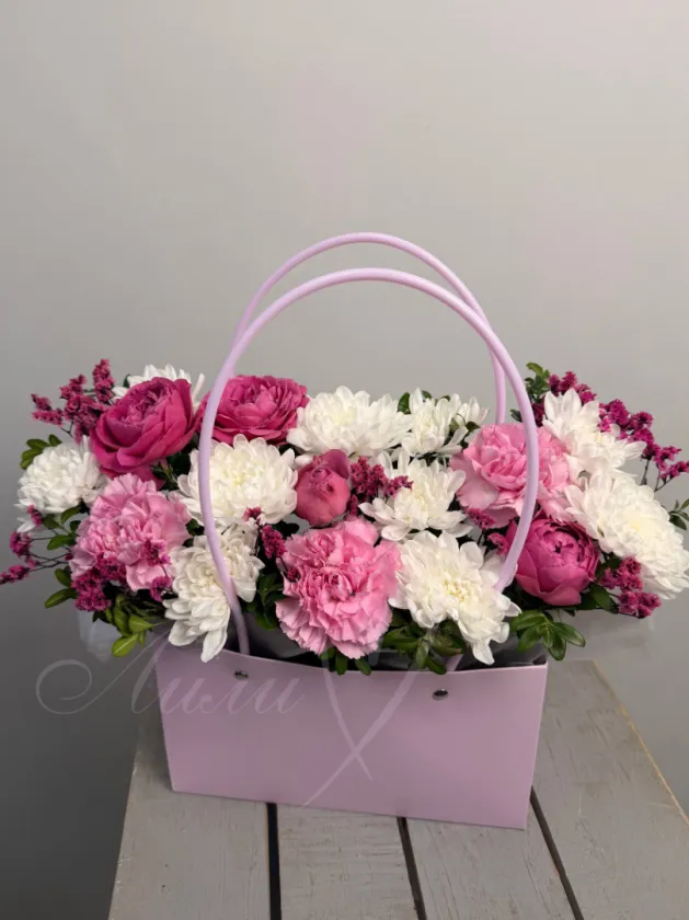 Композиция из хризантем и гвоздик «Воздушный зефир»