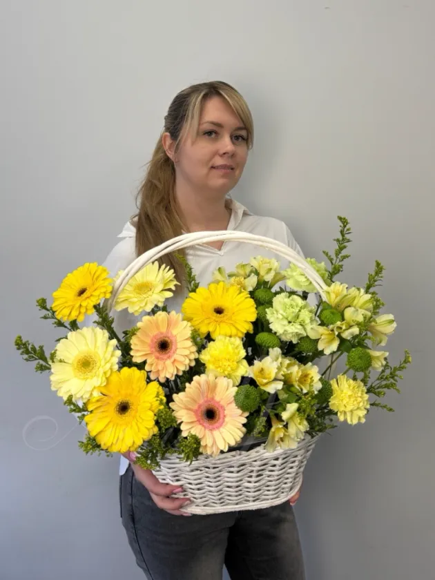 Композиция из гербер, гвоздик и альстромерии «Лира»