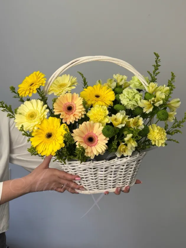 Композиция из гербер, гвоздик и альстромерии «Лира»