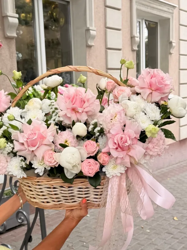 Композиция из пионов и французских роз «Цветочное послание»