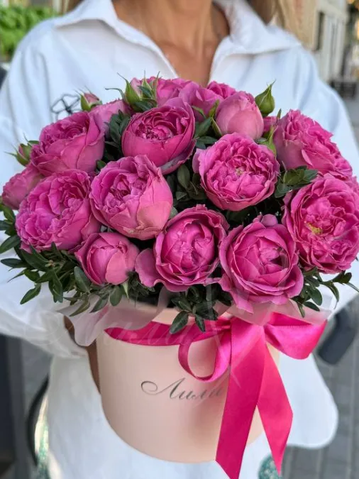 Композиция из кустовых роз «Фаина»