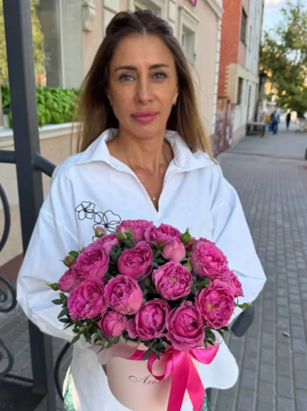 Композиция из кустовых роз «Фаина»