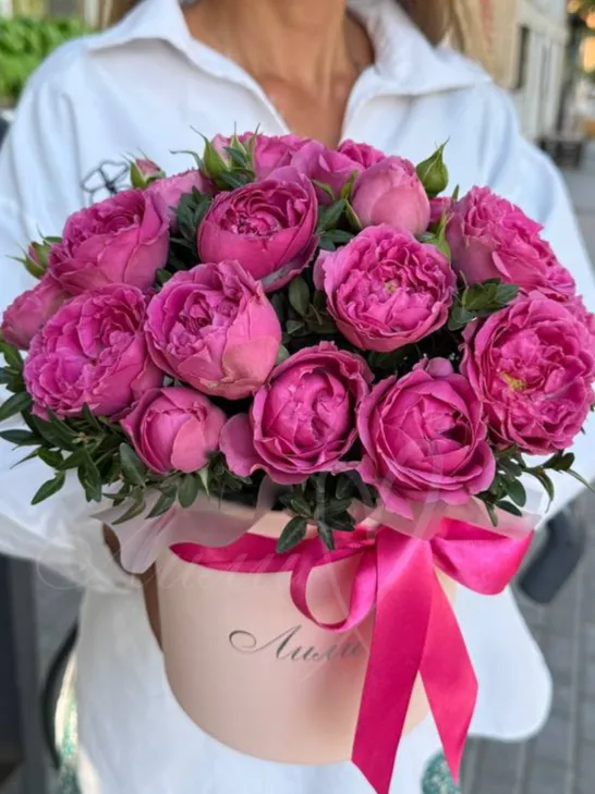 Композиция из кустовых роз «Фаина»