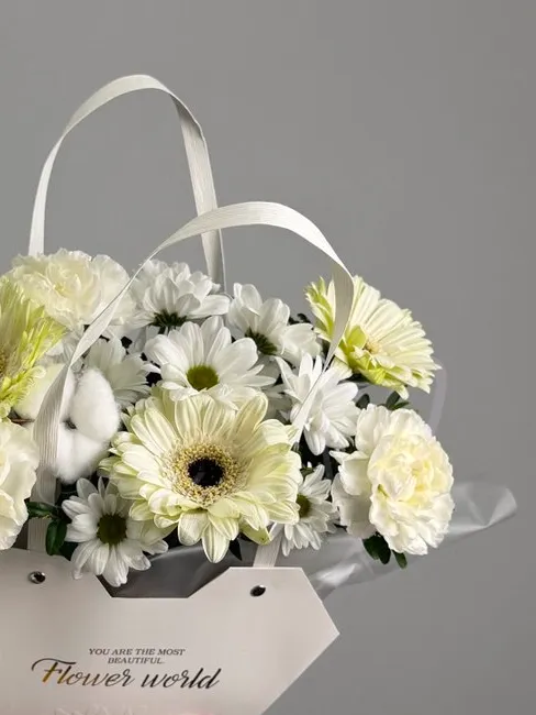 Композиция из гербер и гвоздики «Яна»