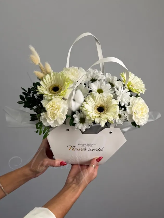 Композиция из гербер и гвоздики «Яна»