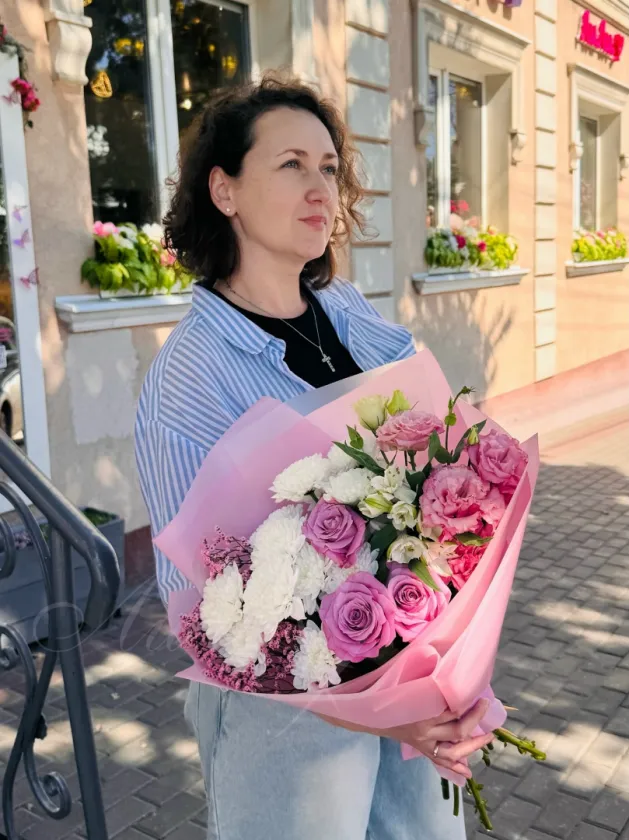 Букет из роз и эустомы «Нежное послание»