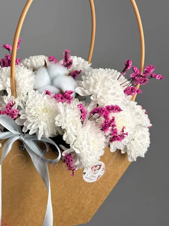 Композиция из хризантем «Мамино счастье»