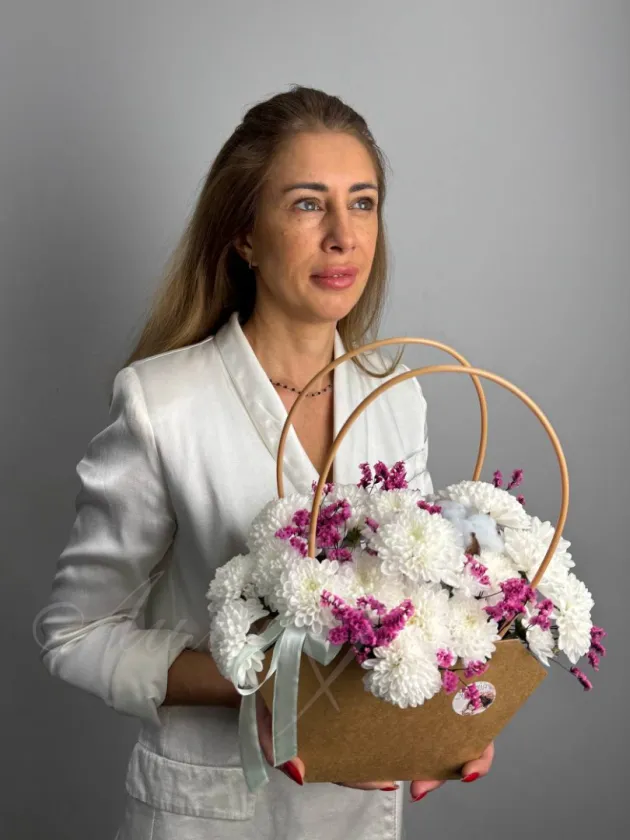 Композиция из хризантем «Мамино счастье»