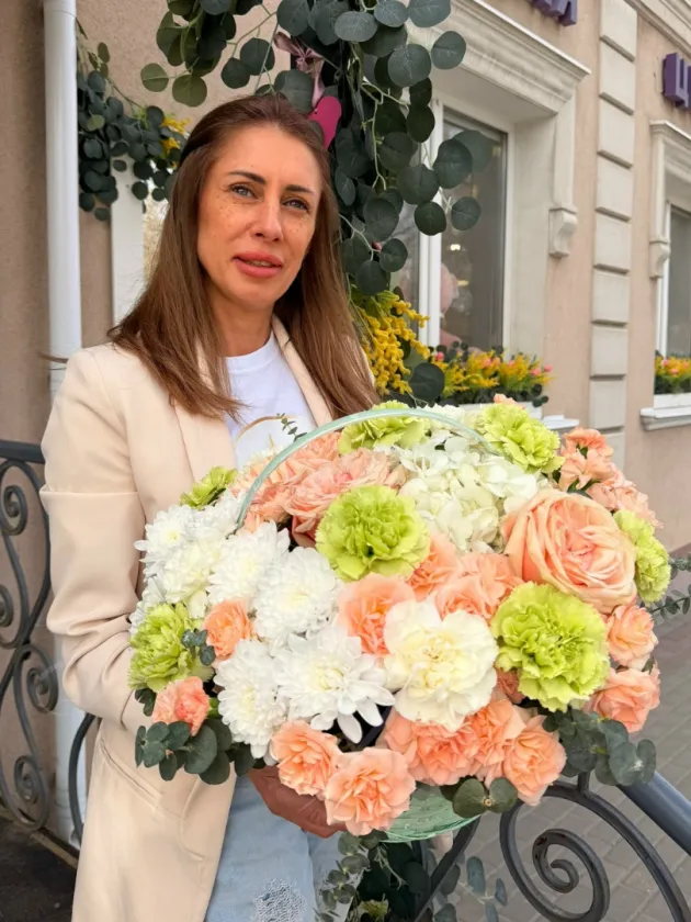 Композиция из гортензии, роз и гвоздик «Сказка весны»