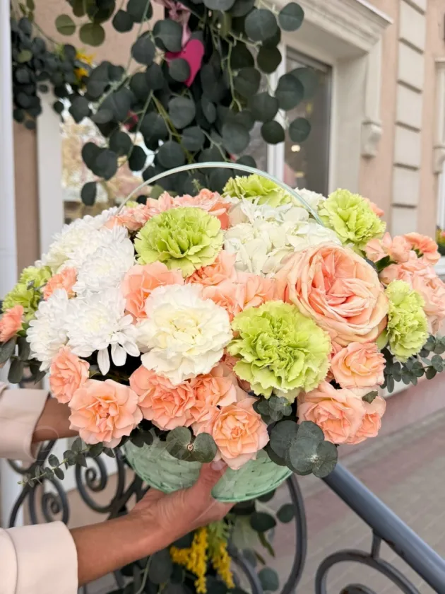 Композиция из гортензии, роз и гвоздик «Сказка весны»