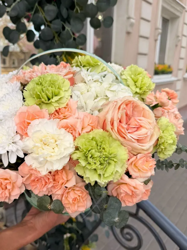 Композиция из гортензии, роз и гвоздик «Сказка весны»