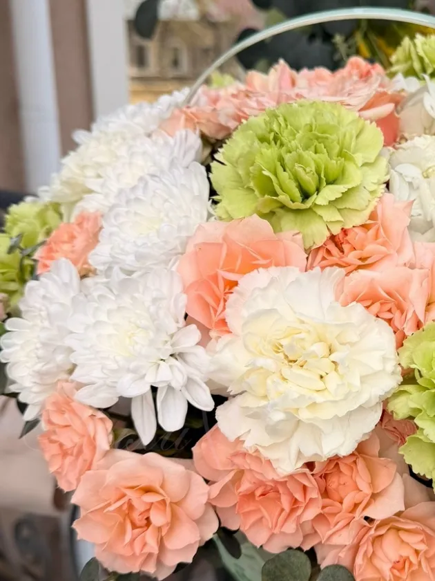 Композиция из гортензии, роз и гвоздик «Сказка весны»