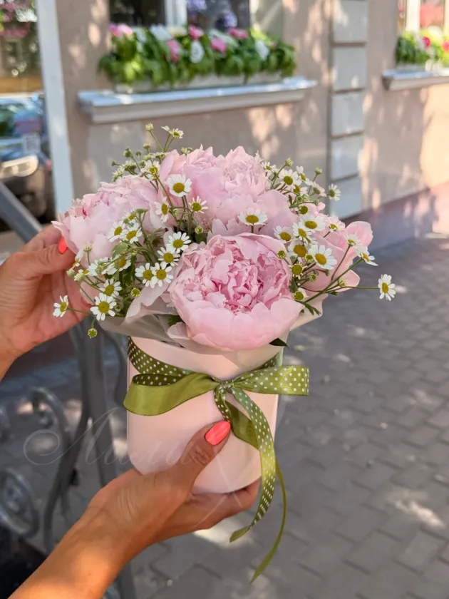 Композиция из пионов и ромашек «Сказочное лето»