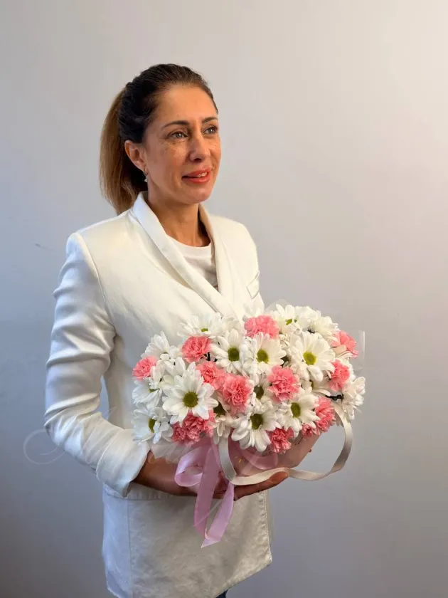 Композиция из гвоздик и хризантемы «Яркая ромашка»