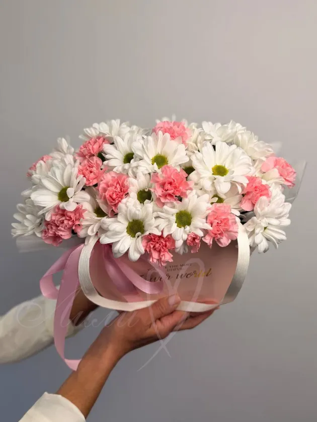 Композиция из гвоздик и хризантемы «Яркая ромашка»