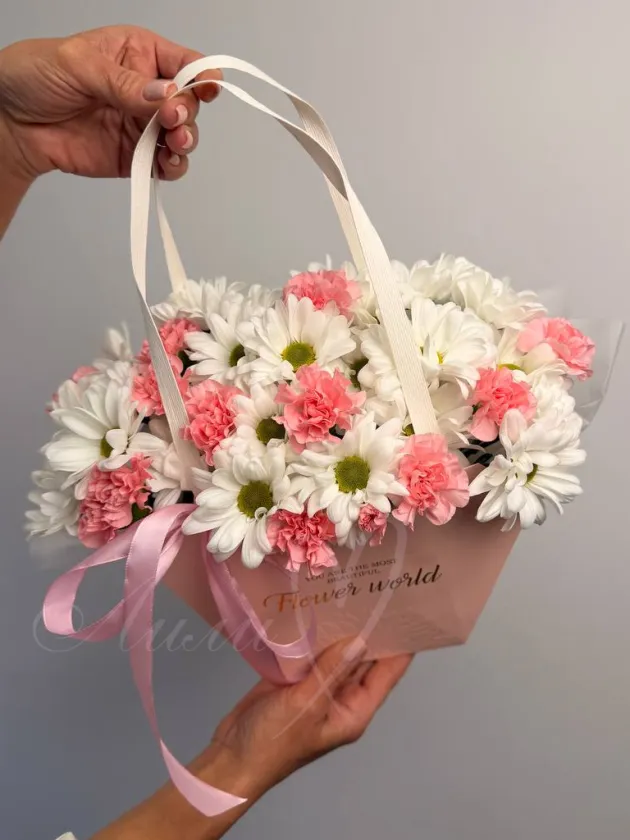 Композиция из гвоздик и хризантемы «Яркая ромашка»