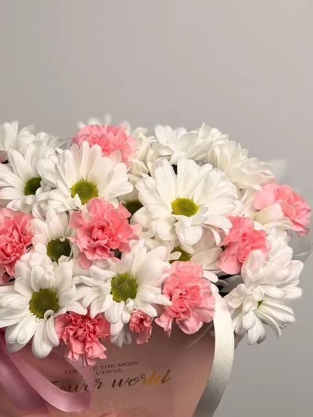 Композиция из гвоздик и хризантемы «Яркая ромашка»