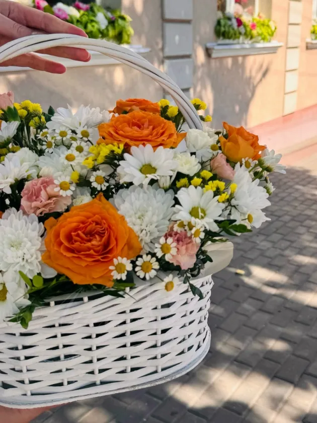 Композиция из роз и хризантемы «Ароматный рай»