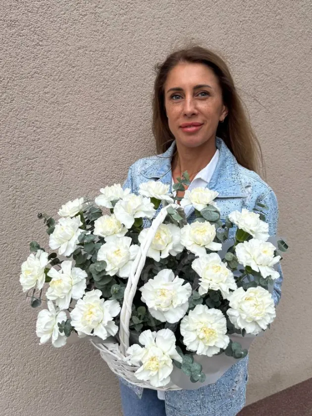 Корзина с гвоздикой «Белоснежка»