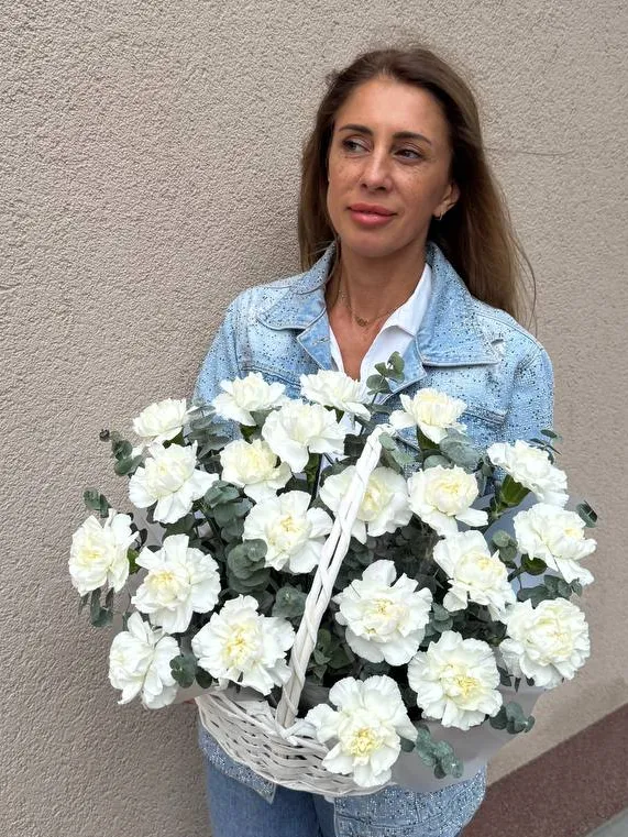 Корзина с гвоздикой «Белоснежка»