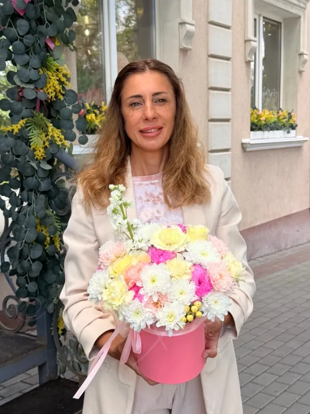 Композиция из маттиолы и хризантемы «Магия»