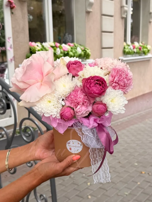 Композиция из роз и гвоздик «Магия»