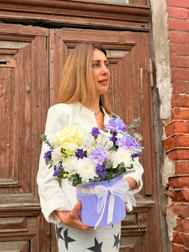 Композиция из французской розы и гвоздик «Топаз»
