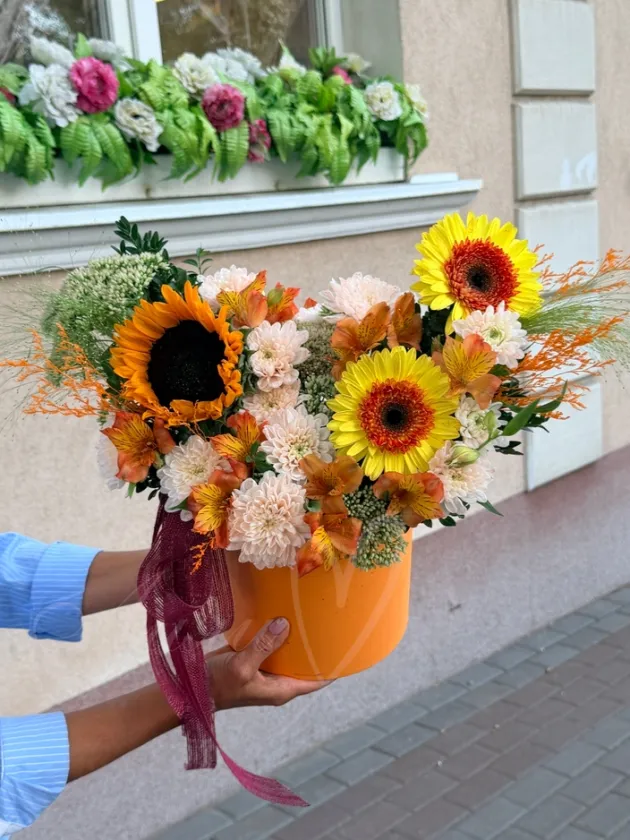 Композиция из гербер, подсолнуха и хризантемы «Эмина»