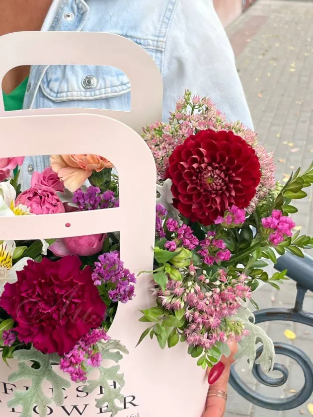 Композиция с георгинами «Рада»